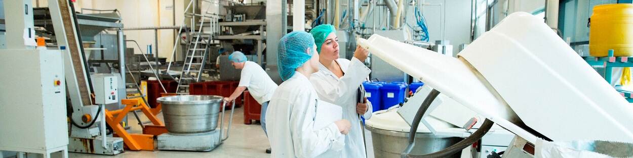 NVWA inspecteurs voeren controle uit in fabriek